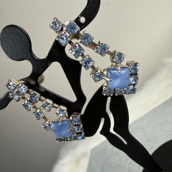 Vintage Blue Rhinestone Silver Tone Dangle & Drop Screw Back Earrings - Picture 2 of 9